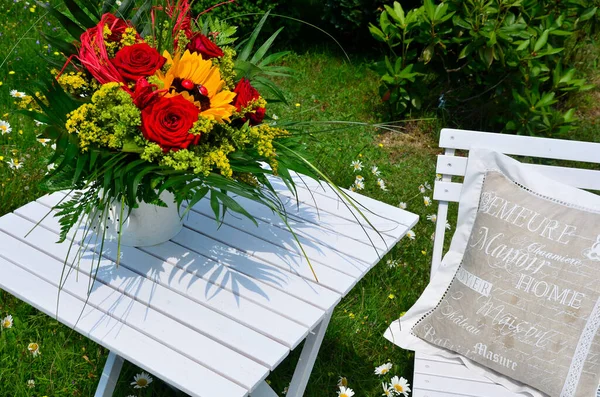 Romantischer Garten Stuhl Blumen Sommer — Stockfoto