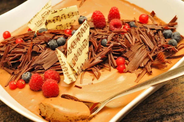 ベリーとナッツ入りチョコレートケーキ — ストック写真