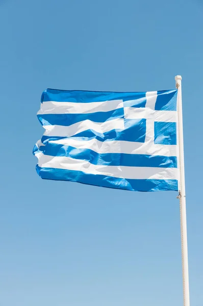 Řecká Vlajka Před Modrou Oblohou — Stock fotografie