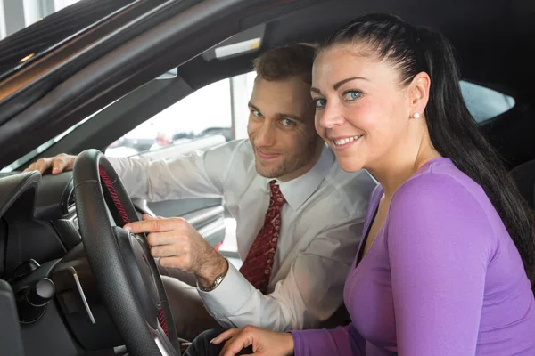 Venditore Auto Consiglia Cliente Che Vuole Acquistare Una Nuova Auto — Foto Stock