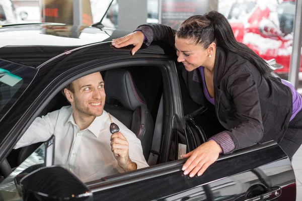 Araba Satıcısı Araba Alırken Müşterilere Bir Araba Galerisinde Danışmanlık Yapar — Stok fotoğraf