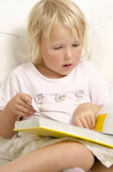 Menina Lendo Livro — Fotografia de Stock