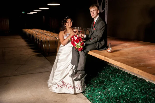 Newlyweds Wine Tasting — Stock Photo, Image