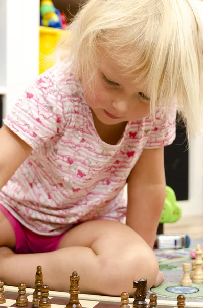 Niña Jugando Ajedrez — Foto de Stock