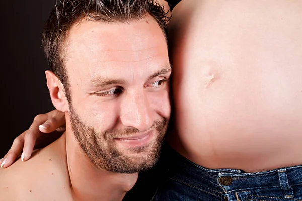Mladý Atraktivní Pár Těhotná Matka Šťastný Otec — Stock fotografie