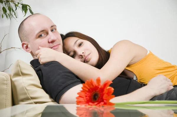 Torso Portrait Young Couple Home Arm Arm Lying Couch Single — Stock Photo, Image