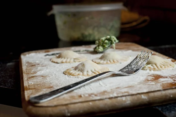 Bıçaklı Yapımı Ravioli Ahşap Bir Masada Çatal — Stok fotoğraf