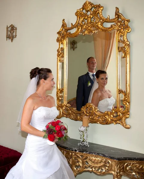 Esküvő Pár Tükörben — Stock Fotó
