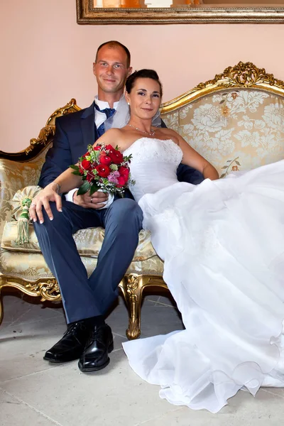 Recém Casados Sofá Velho — Fotografia de Stock