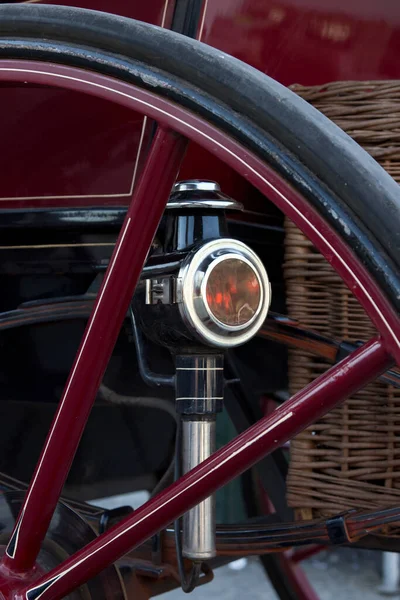 赤いハンドルのヴィンテージレトロカー — ストック写真