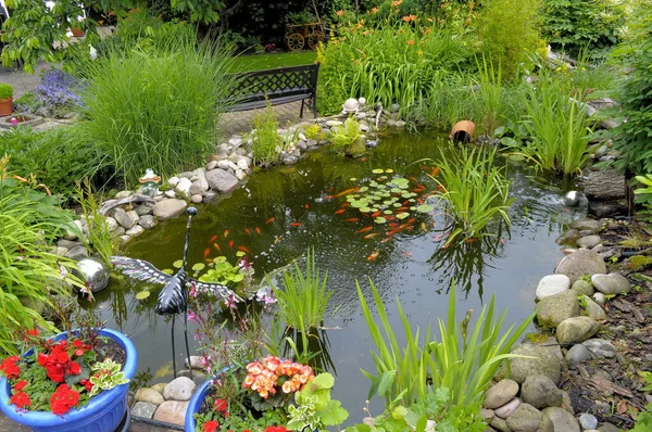 金魚や花器や庭の装飾が施された庭の池 — ストック写真