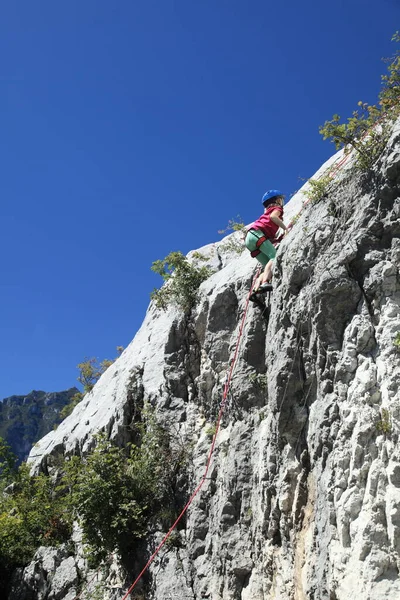 Uomo Arrampicata Sulla Scogliera — Foto Stock