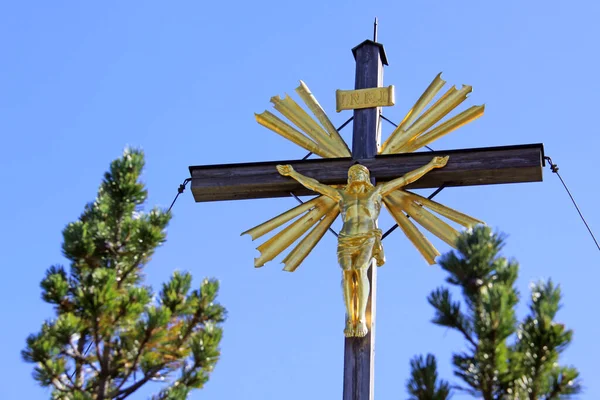 Summit Kříž Zlacenou Sochou Krista — Stock fotografie