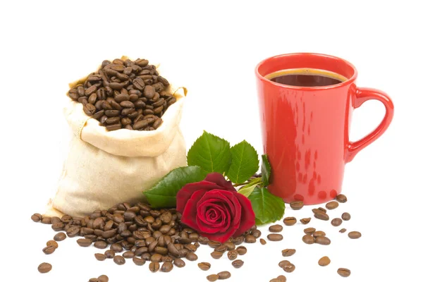 Bir Paket Kahve Çekirdeği Bir Fincan Kırmızı Bir Gül — Stok fotoğraf