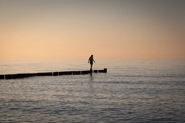 Woman Her Way Sea Has Almost Reached Her Goal — Stock Photo, Image