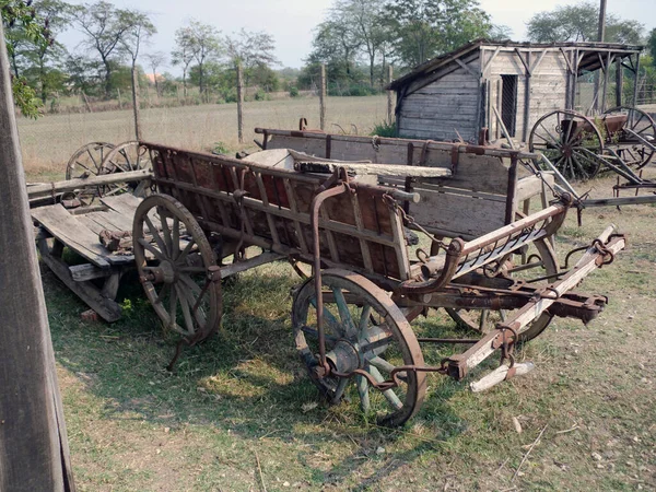 农场里的旧车 — 图库照片