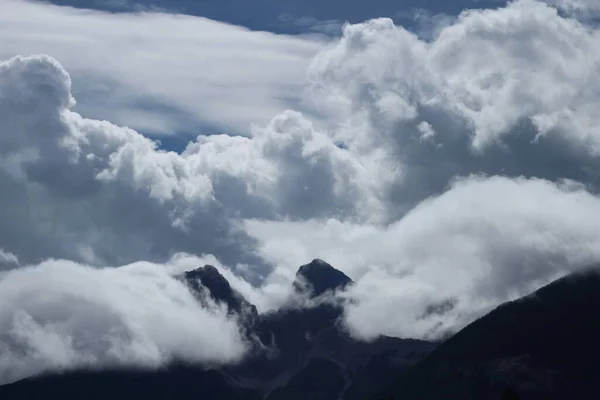 Berge Umgeben Von Wolken — Stockfoto
