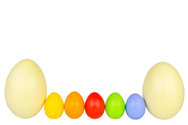 五彩缤纷的复活节彩蛋和图片底部一排的两个Nandueier — 图库照片