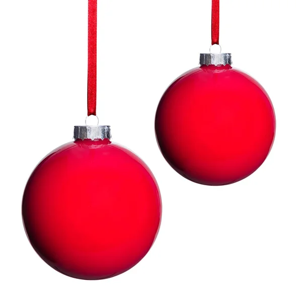 Twee Rode Kerstboom Ballen Geïsoleerd Van Witte Achtergrond — Stockfoto