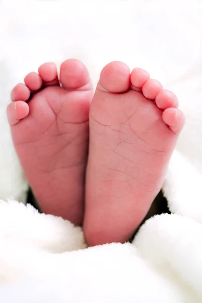 Kleine Babybeine Füße Kinderbetreuung — Stockfoto