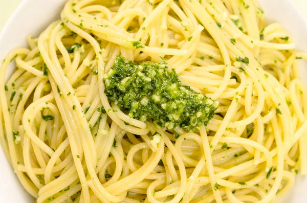 Spagetti Zöld Pestóval Fenyőmaggal — Stock Fotó