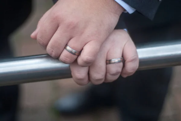 Nahaufnahme Der Hand Eines Mannes Der Einen Ehering Hält — Stockfoto