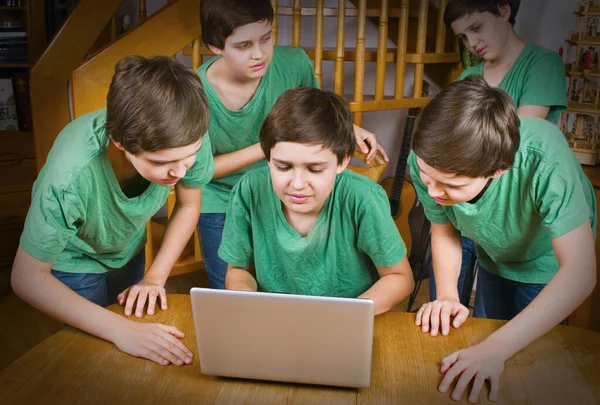 Flera Exponering Manlig Ung Tonåring Grön Shirt Vid Bordet Med — Stockfoto