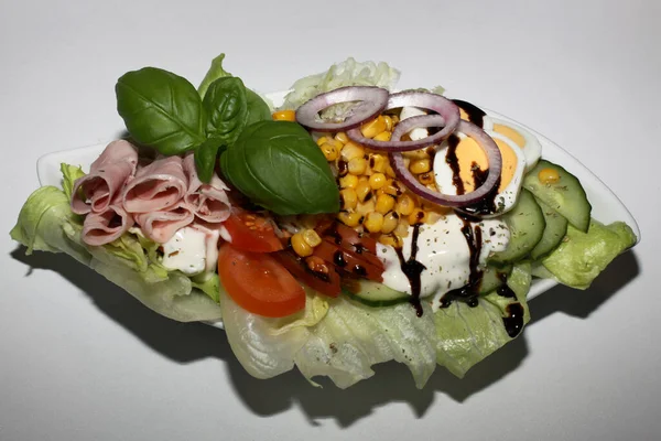 Salada Com Legumes Frescos Queijo — Fotografia de Stock