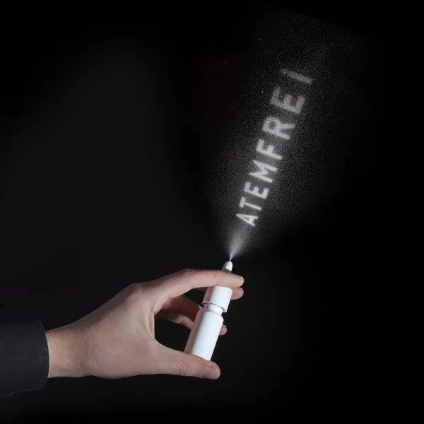 Mannelijke Hand Houden Aerosol Een Donkere Achtergrond — Stockfoto