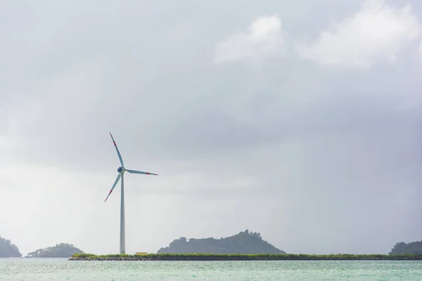 Turbina Eólica Uma Faixa Costeira Offshore Beira Mar Frente Céus — Fotografia de Stock