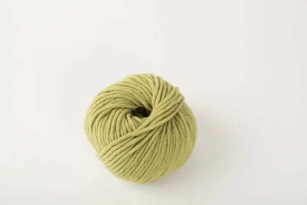 白を基調とした編み物とボール用糸 — ストック写真