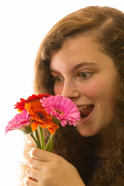 Молодая Красивая Женщина Держит Букет Цветов Руке — стоковое фото