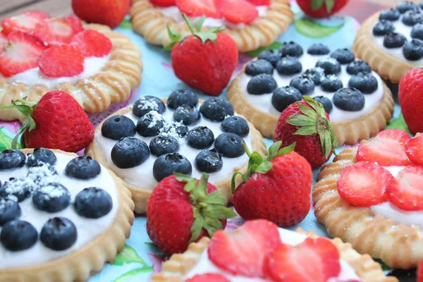 Läcker Dessert Olika Färger Ett Bord — Stockfoto