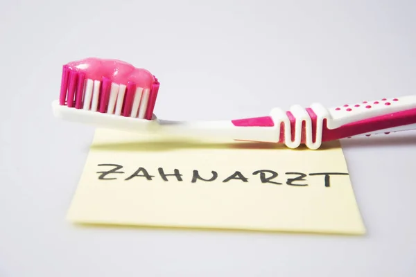 Zahnbürste Mit Zahnpasta Auf Weißem Hintergrund — Stockfoto