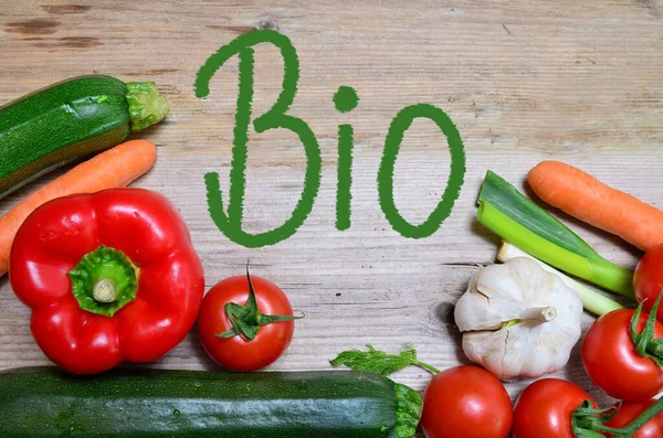 Bio Tisch Mit Frischem Gemüse Auf Holzbrett — Stockfoto