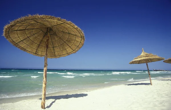 位于突尼斯东北部地中海沿岸莫纳斯蒂尔老城的地中海海滩 位于北非 — 图库照片