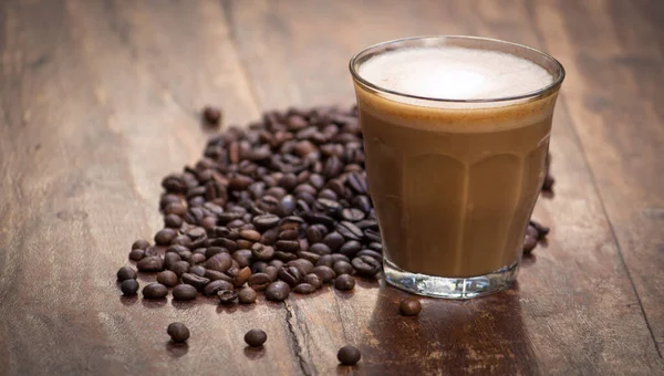 Milch Kaffee Und Kaffeebohnen — Stockfoto