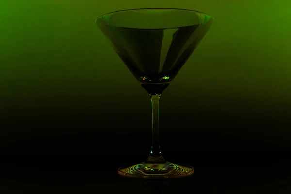 Yeşil Arka Planda Kokteyl Bardağı — Stok fotoğraf