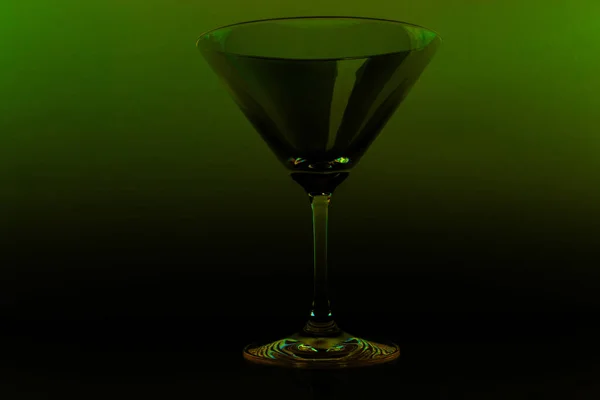 Cocktailglas Tegen Een Groene Achtergrond — Stockfoto