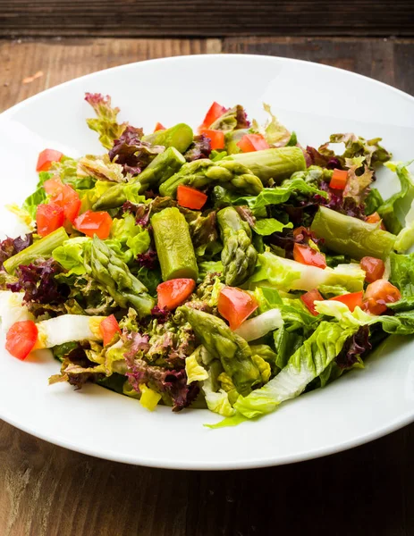 Verse Aspergesalade Met Tomaten — Stockfoto