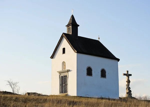 Mała Kaplica Rosalii Koło Oggau Burgenlandzie Nią Krzyż Rzeźbiarski Jezusem — Zdjęcie stockowe