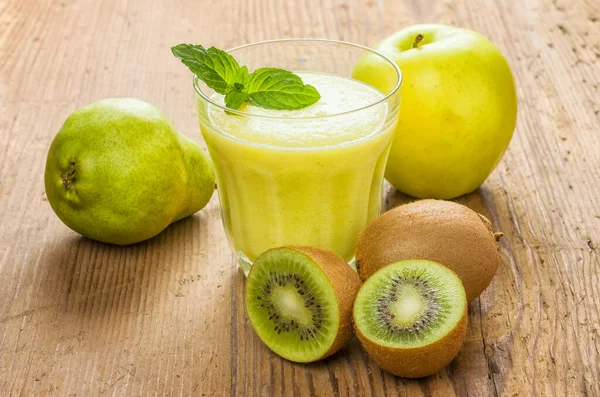 Frischer Smoothie Aus Kiwi Birnen Und Äpfeln — Stockfoto