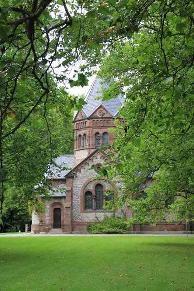 公园里的老教堂 — 图库照片