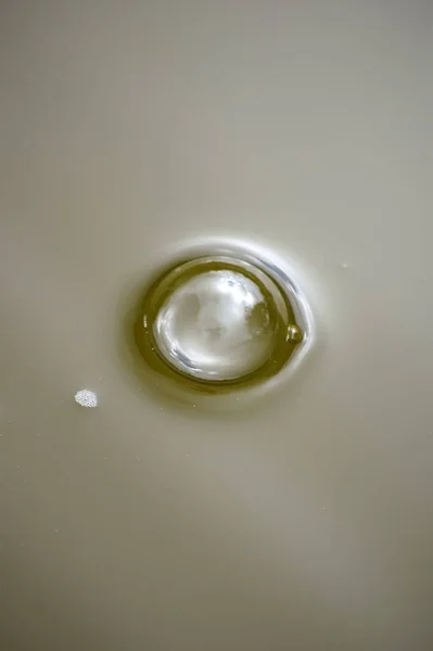 水に反射する空気の泡のクローズアップ — ストック写真