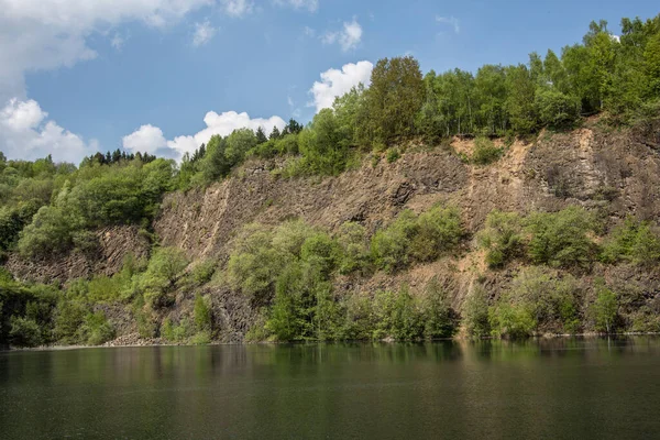 玄武岩の斜面を持つ玄武岩湖 — ストック写真
