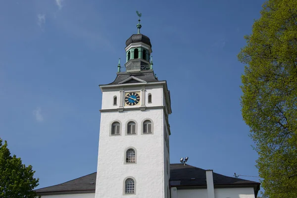 Kirchturm Mit Glockenstuhl — Stockfoto