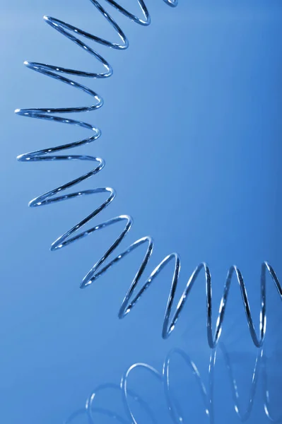 Хромированная Спираль Синем Фоне — стоковое фото