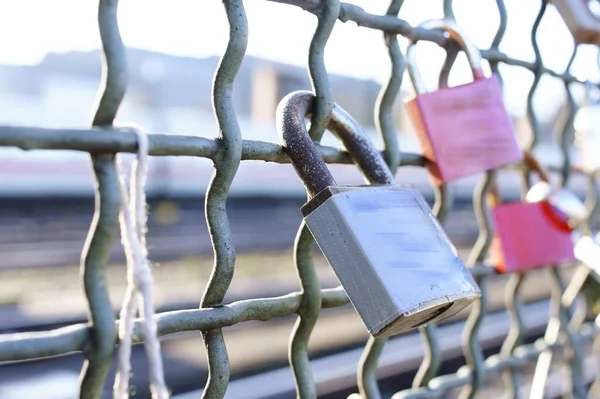 Gros Plan Château Couple Sur Une Clôture Pont — Photo