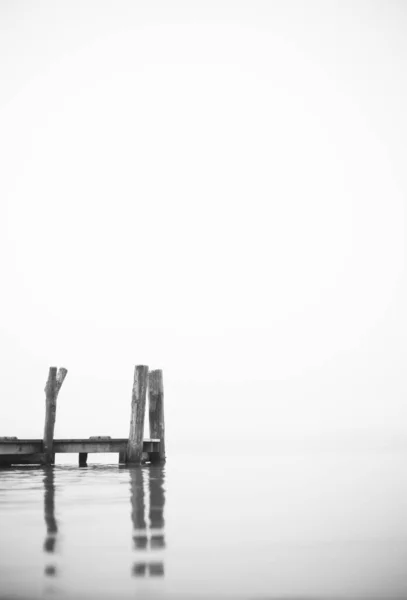 Bateau Jetée Dans Brouillard Humeur Grise Matin — Photo