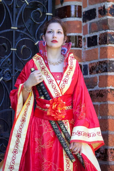 Hermosa Mujer Vestida Con Trajes Tradicionales — Foto de Stock